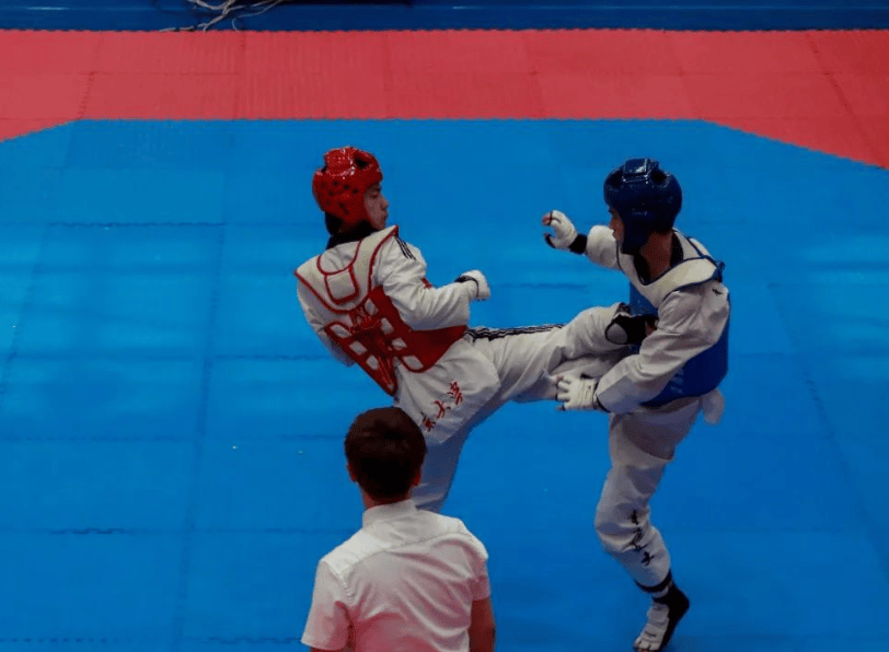 跆拳道男子决赛：韩国选手击败对手