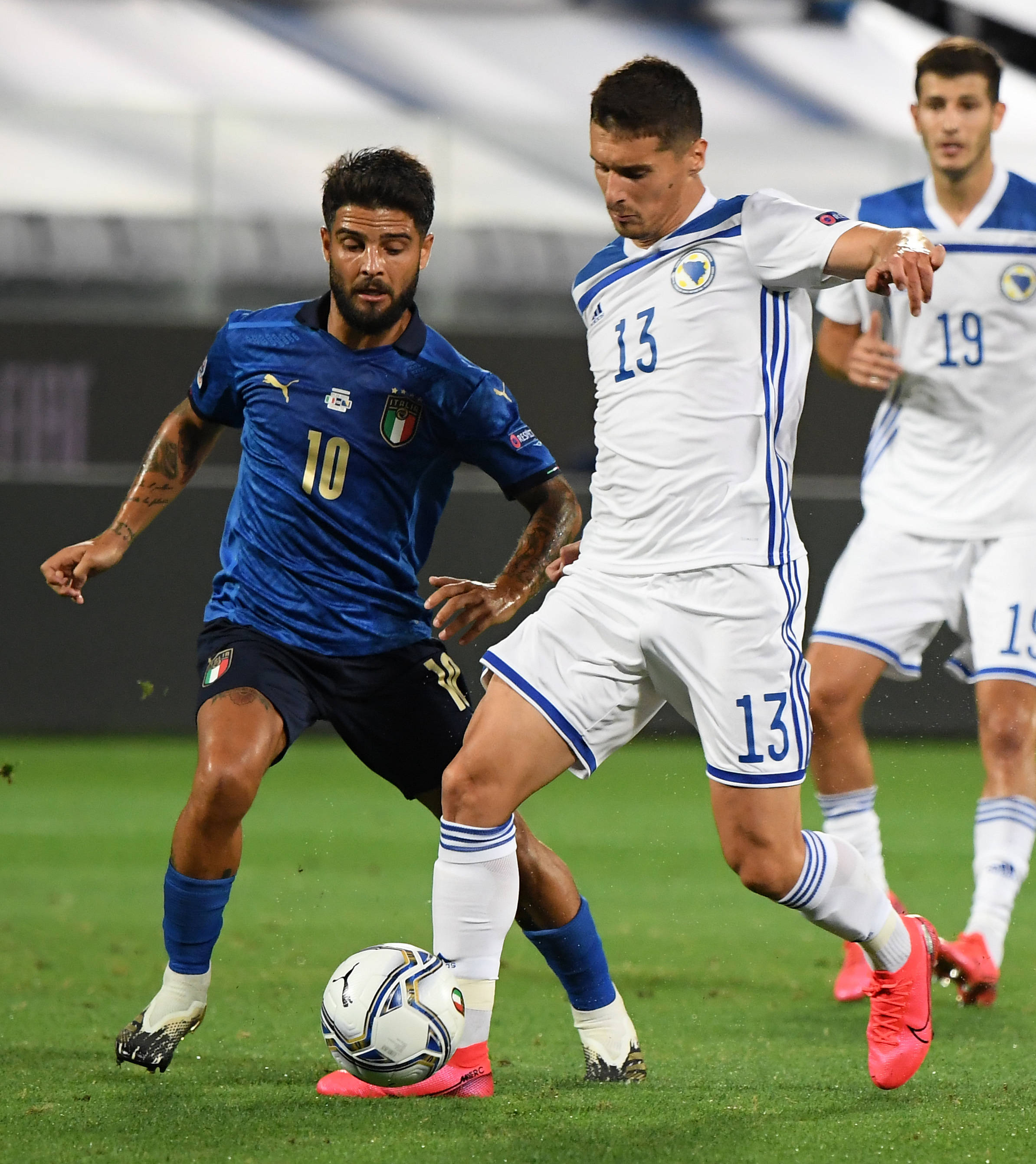 包含欧洲国家足球赛强劲对手交锋，赛场亮点频现的词条