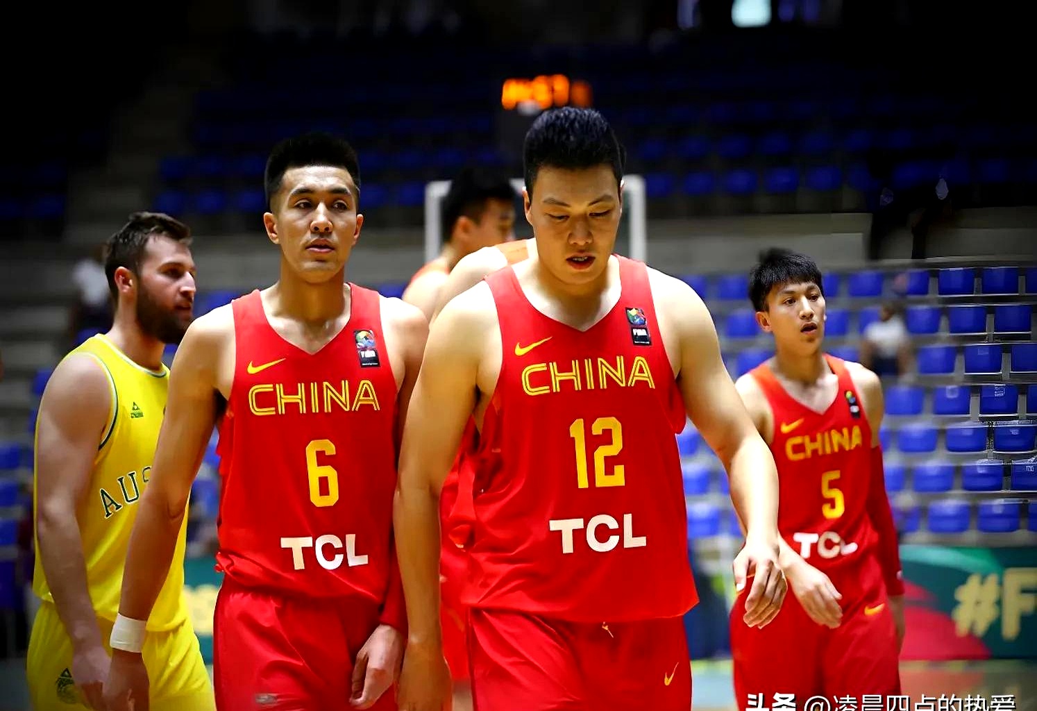 中国篮球职业联赛中的两支劲旅争夺胜利