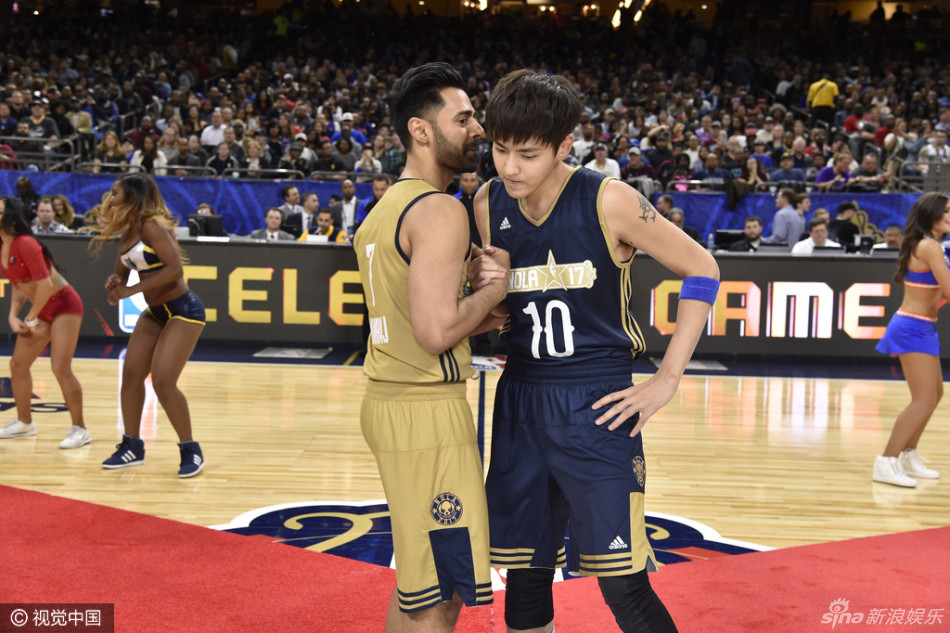 篮球明星秀出高超球技，精彩一幕