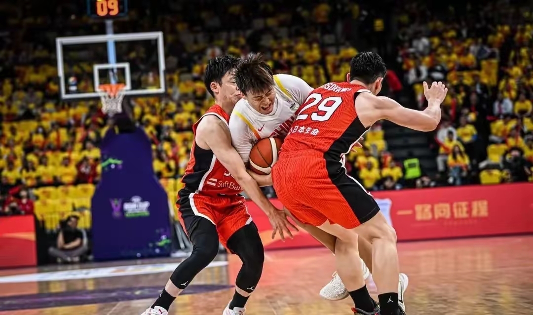 球队在比赛中的进攻防守战术备受关注 球队在比赛中的进攻防守战术备受关注