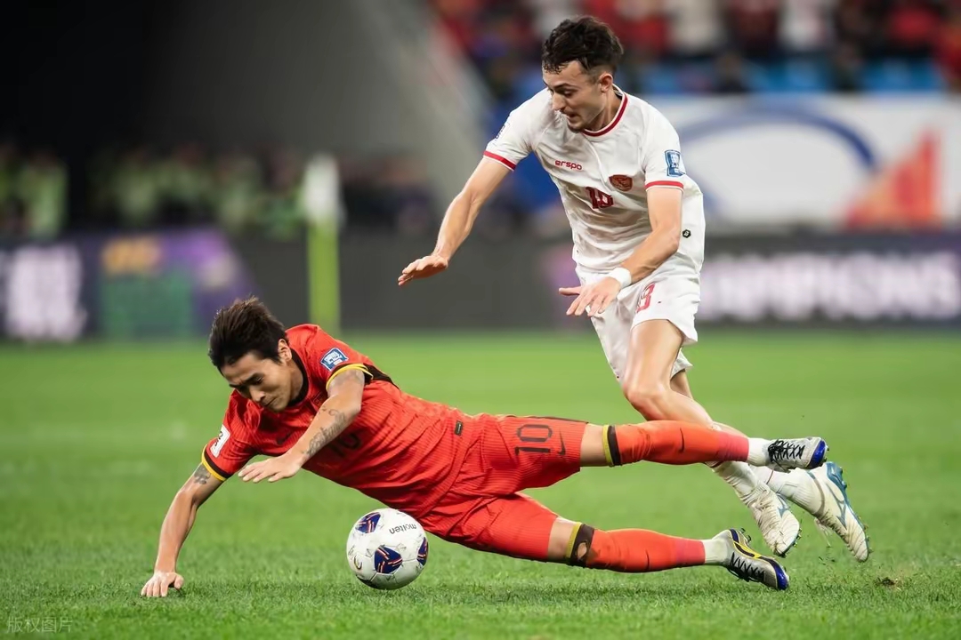 足球比赛中的关键战役一触即发 足球比赛中的关键战役一触即发