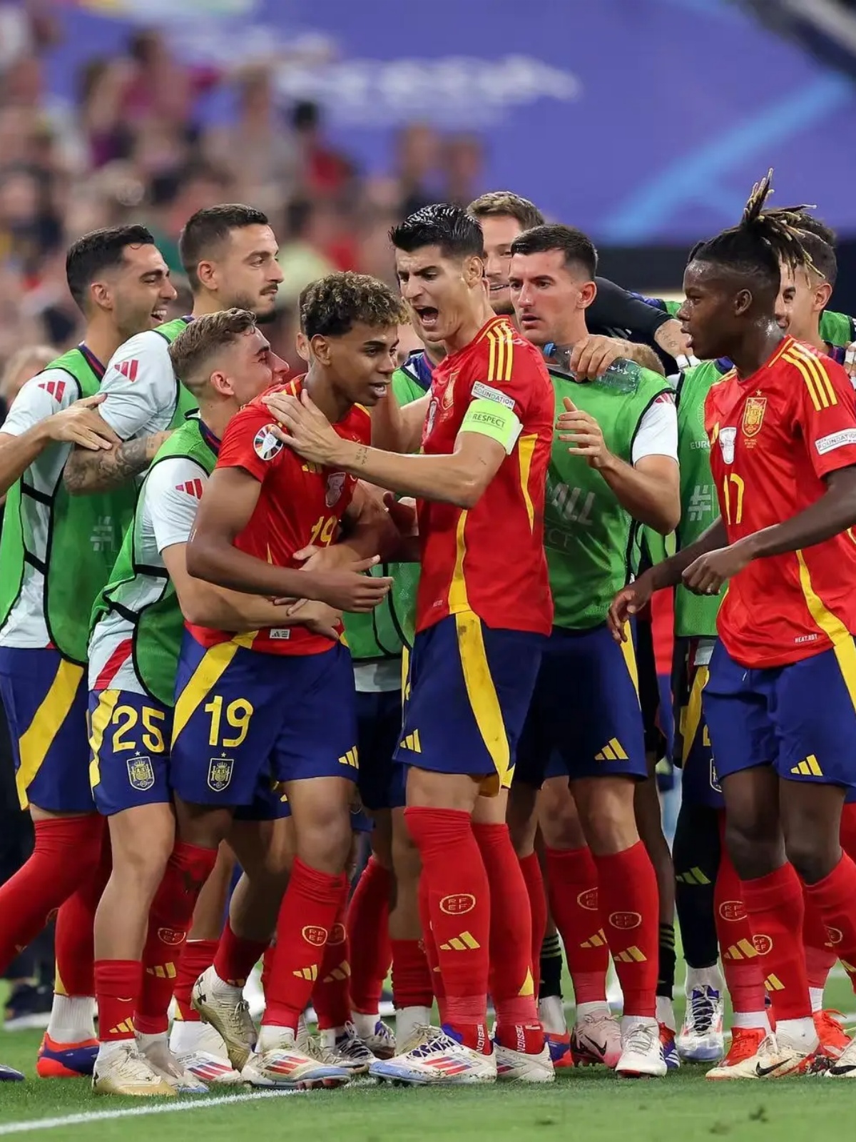 关于欧洲杯预选赛精彩纷呈，球迷目不暇接的信息