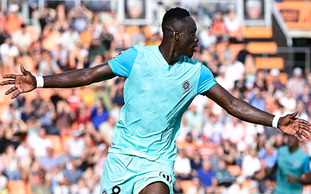 包含南特前锋踢球靠谱，射门准确有力的词条