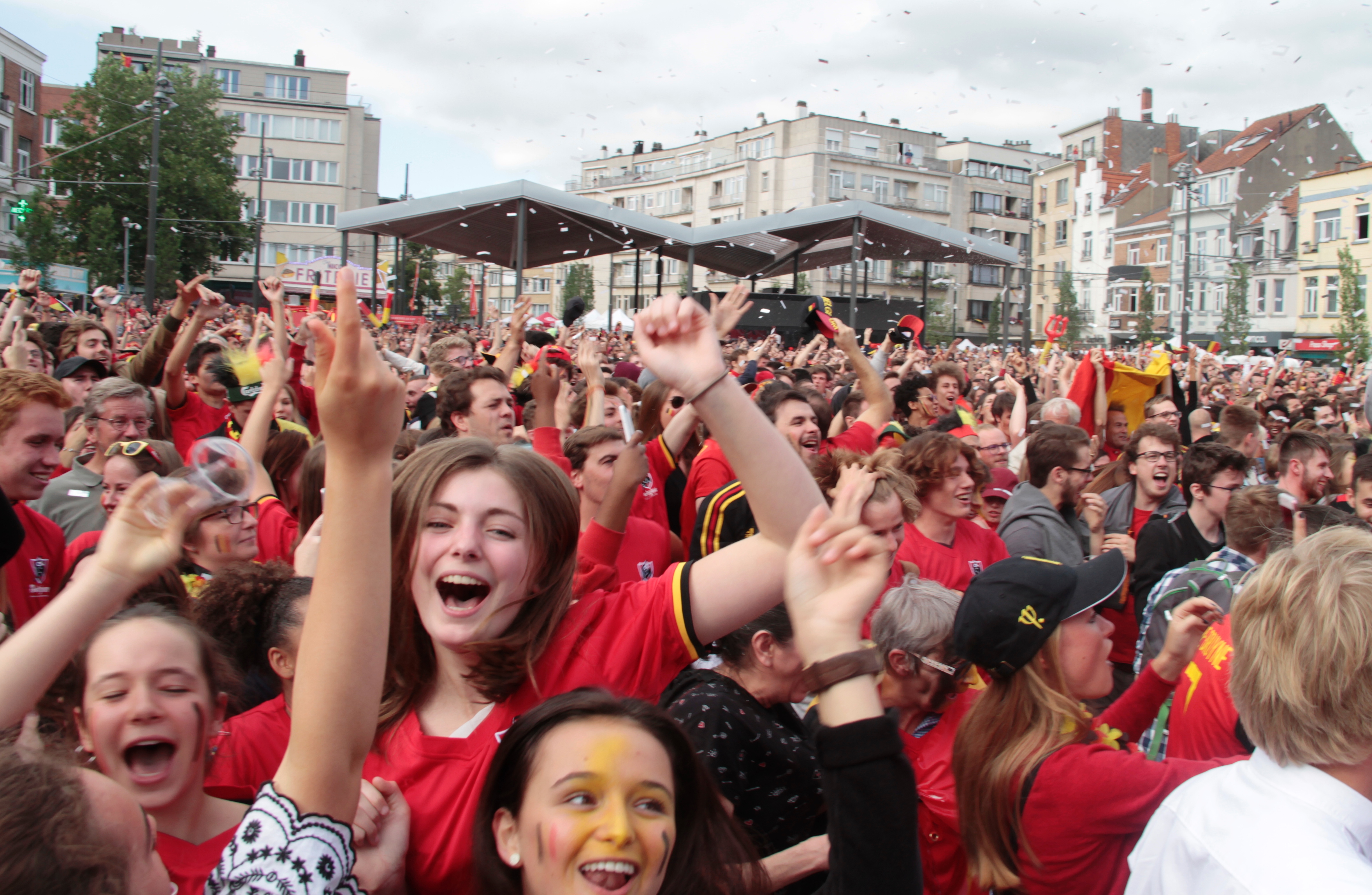关于世界各国球迷热情迎接足球盛事的信息