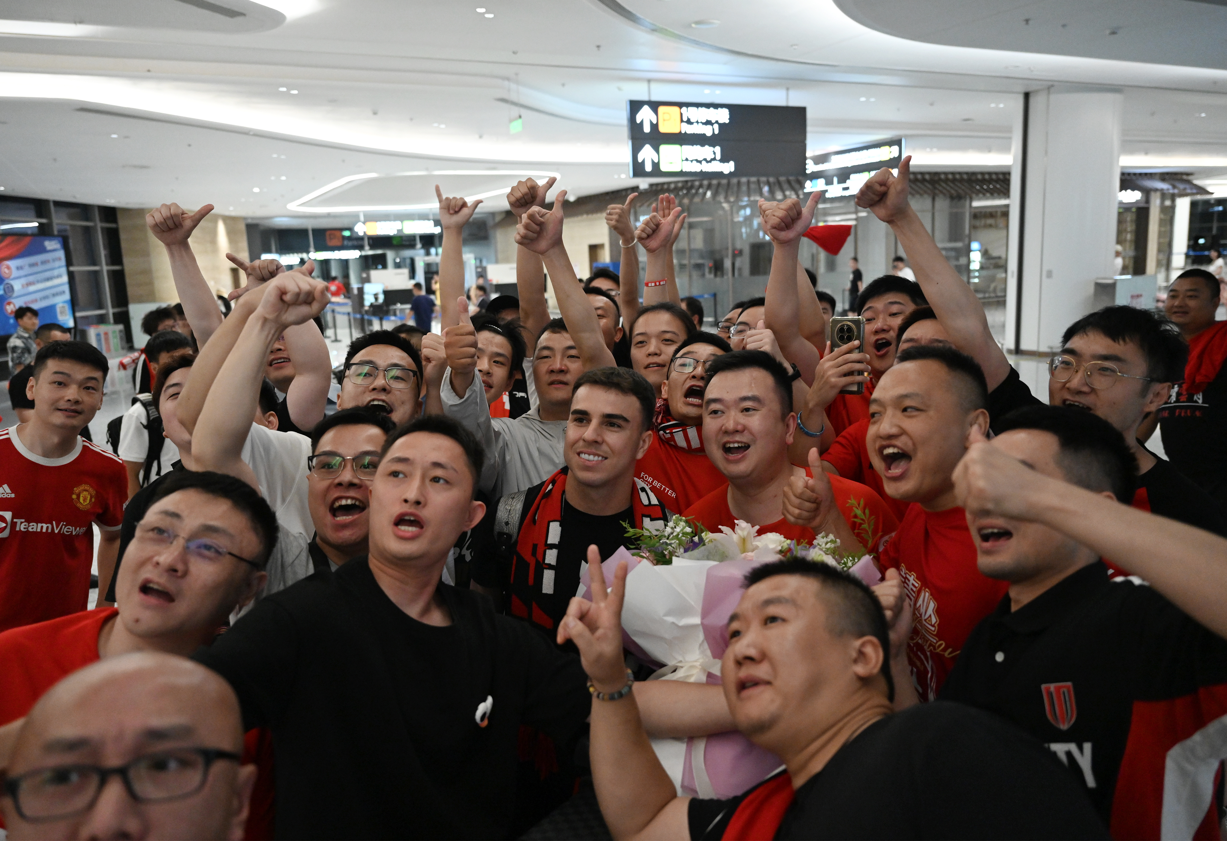 摩纳哥新援接受训练，积极融入球队氛围的简单介绍