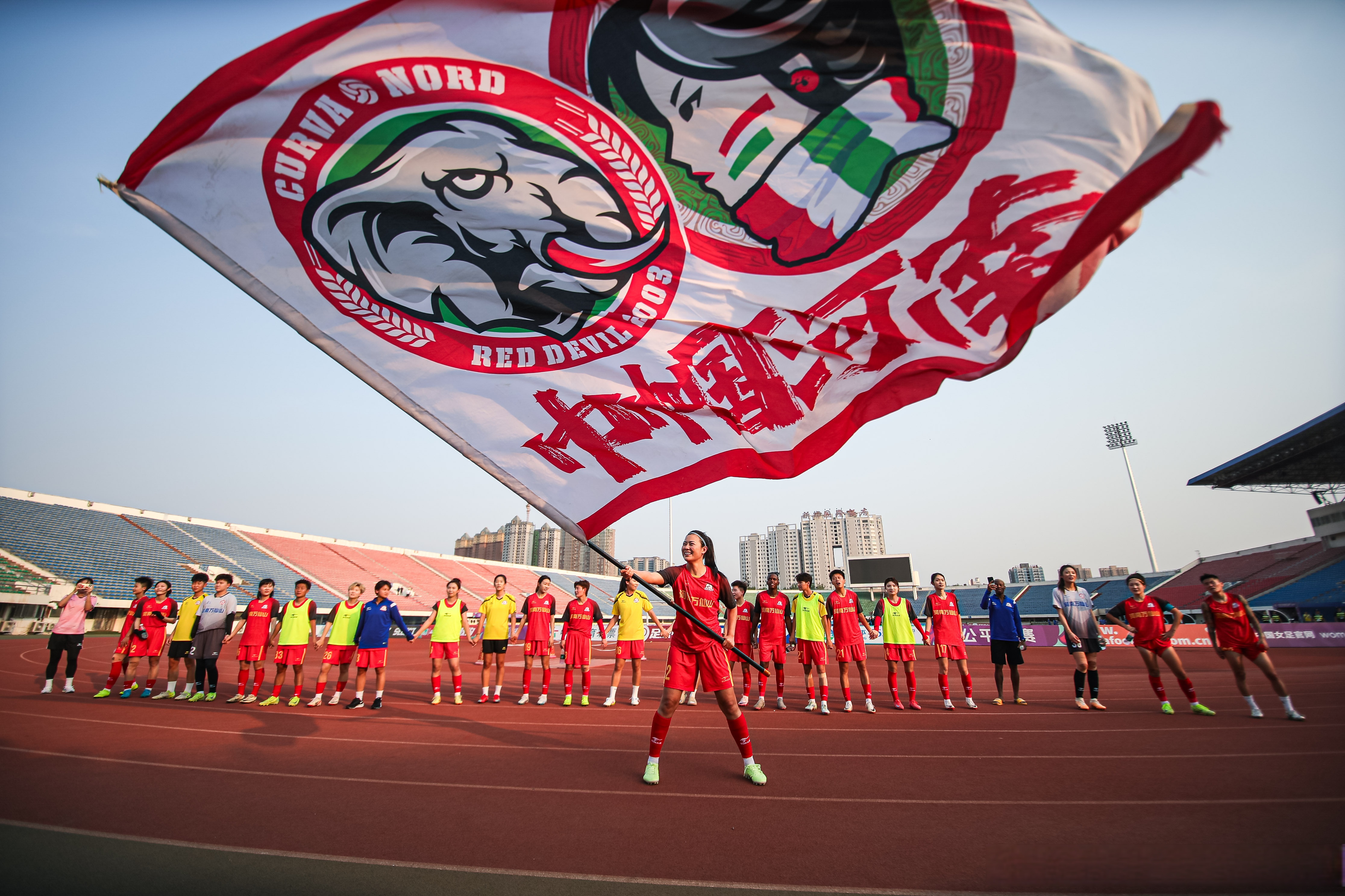 包含阿尔及利亚球队力压安道尔，晋级关键胜利的词条