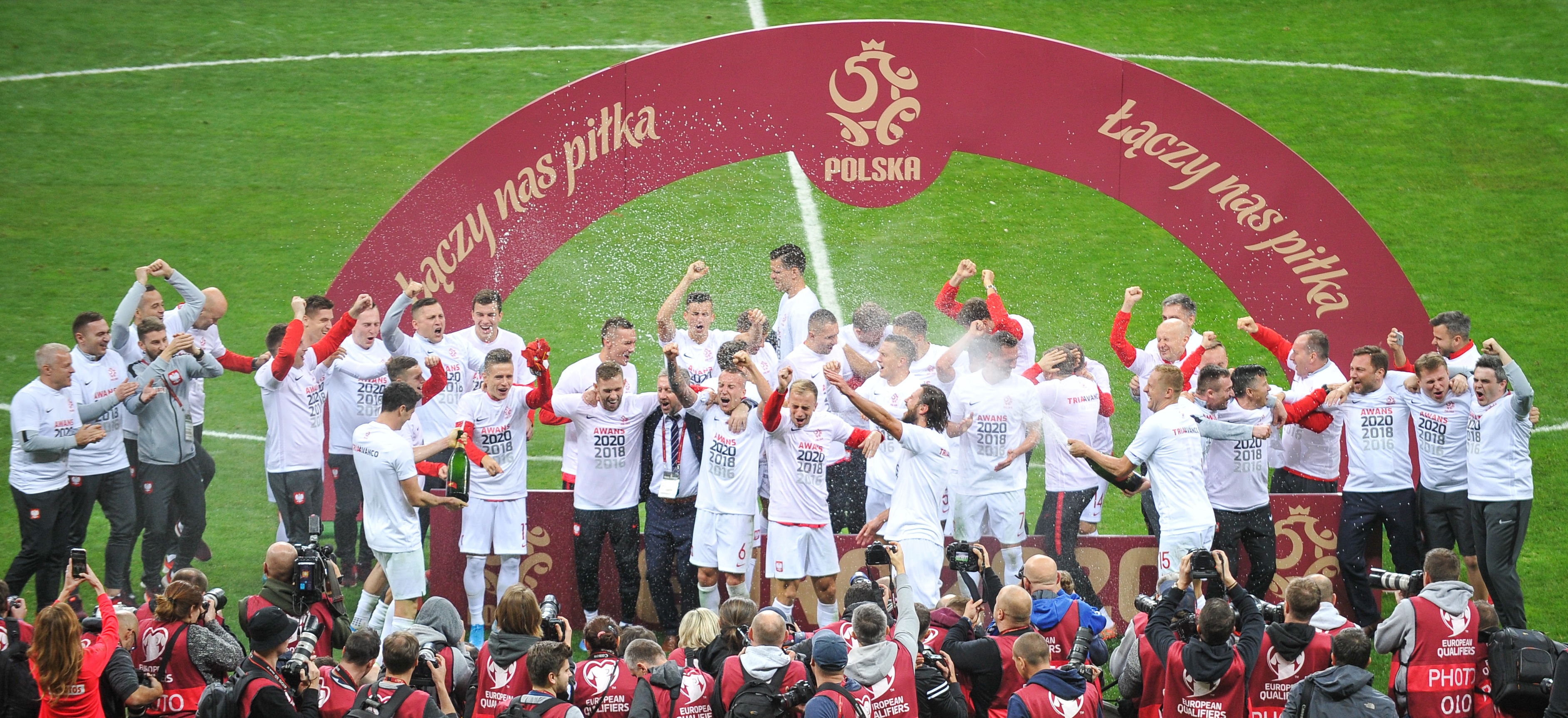 欧洲足球赛事现场欢呼声不断